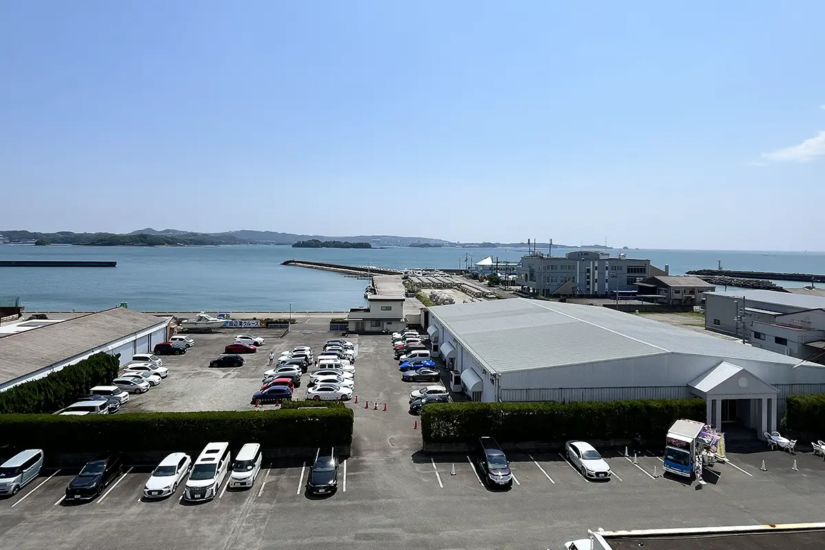 300台収容の広い駐車場